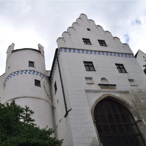 Feldkirchner Tor von 1368, um 1430 endgültig in den Schlosskomplex einbezogen © Bayerisches Armeemuseum