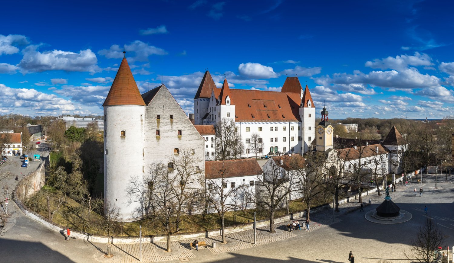 Neues Schloss, Aufnahme von Westen, im Vordergrund links das Zeughaus aus dem 15. Jahrhundert, rechts das Hauptgebäude, der Palas (fertiggestellt um 1500) © Bayerisches Armeemuseum (Foto: Erich Reisinger)