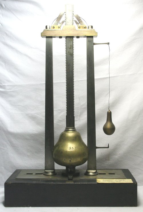 Pulverprüfer, die Prüfladung stößt eine 25 Pfund schwere Messingbirne nach oben, Inv. Nr. E 730 © Bayerisches Armeemuseum