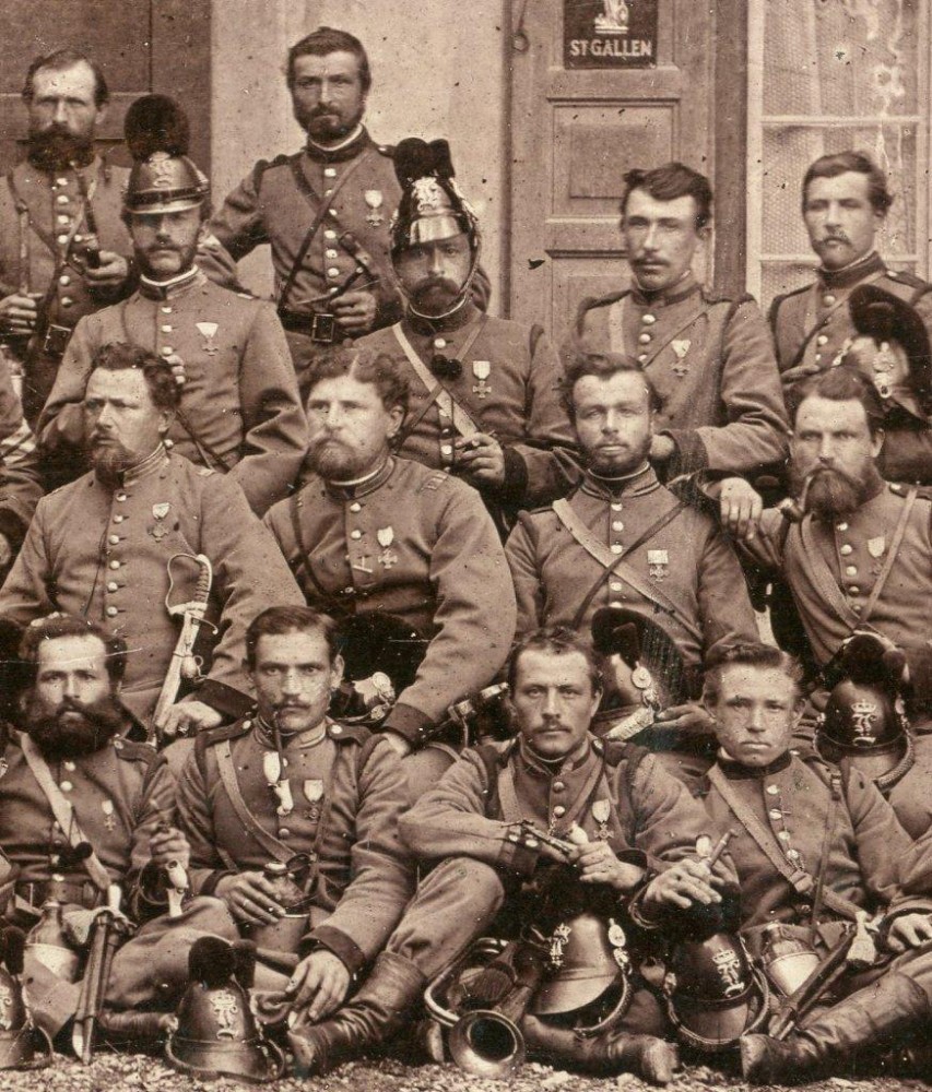 Gruppenbild mit bayerischen Infanteristen, die sich nach dem Feldzug zu einem Gruppenfoto zusammengestellt haben. Sie tragen das Armeedenkzeichen für den Feldzug 1866, Ausschnit aus Inv. Nr. 0323-2015 © Bayerisches Armeemuseum