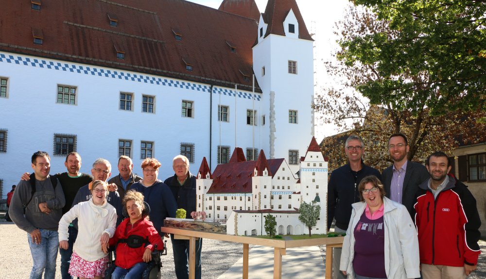 Die Projektgruppe mit ihren Betreuern bei der "Übergabe" des Modells im Schlosshof © Donaukurier, Foto: Stefan Eberl